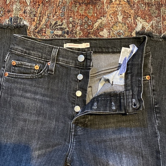 Levi’s Wedgie Skinny. High Rise. Size 26. Charcoal Distressed Grey. Stretch. - Picture 8 of 11